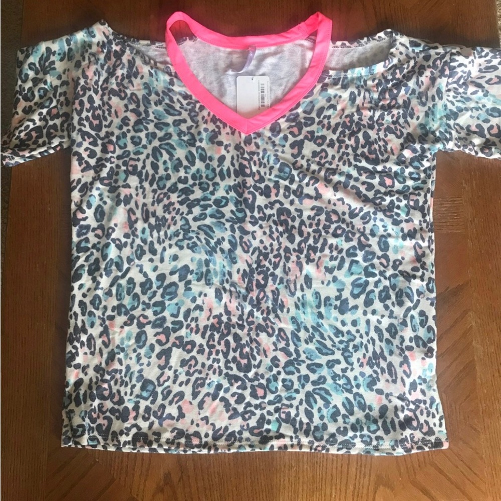 Lilypadz Leopard Cold Shoulder top. Size large.NWT